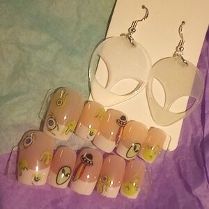 Alien 👽 matching nails and earrings